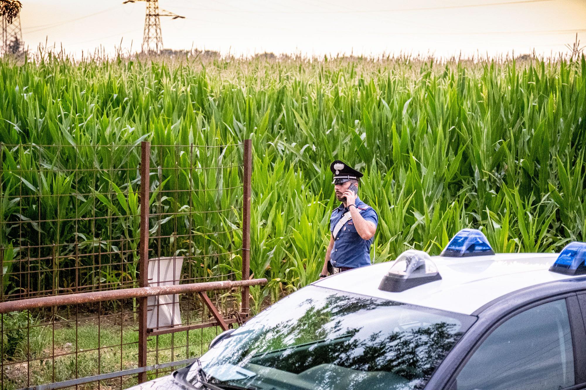 Milano, morte schiacciate in un campo: identificati i due amici