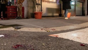 Milano, passanti accoltellati: chi è l'aggressore