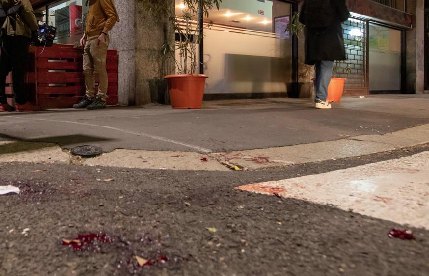 Milano, passanti accoltellati: chi è l'aggressore