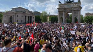 Milano, piazza piena a manifestazione per il Ddl Zan