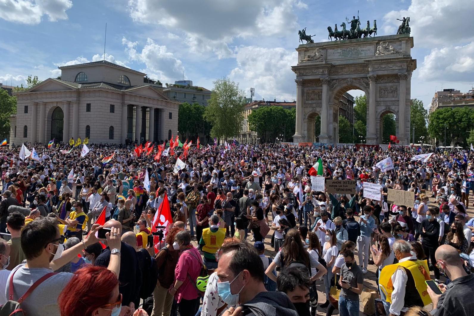 Milano, piazza piena a manifestazione per il Ddl Zan