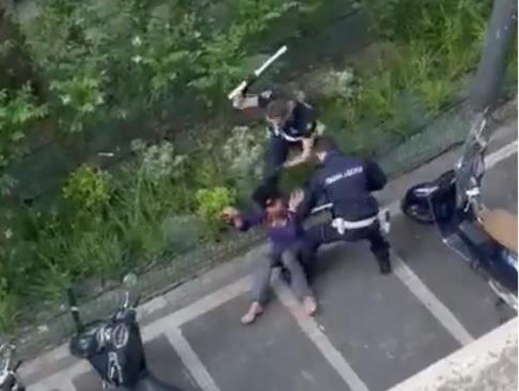 Milano, presa a manganellate: Sala annuncia procedimento contro vigili