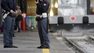 Milano, ragazza violentata su un treno regionale: un arresto