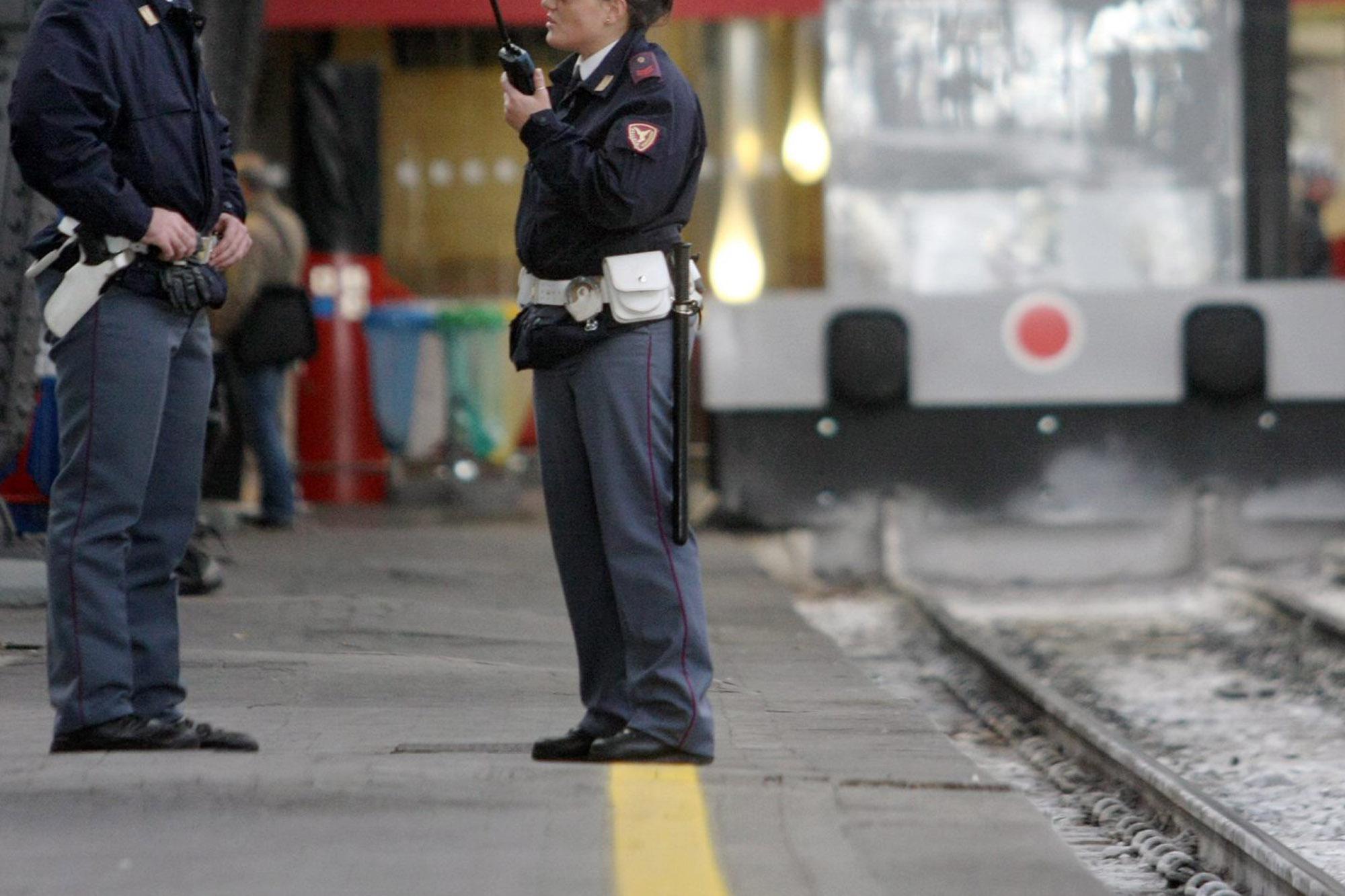 Milano, ragazza violentata su un treno regionale: un arresto