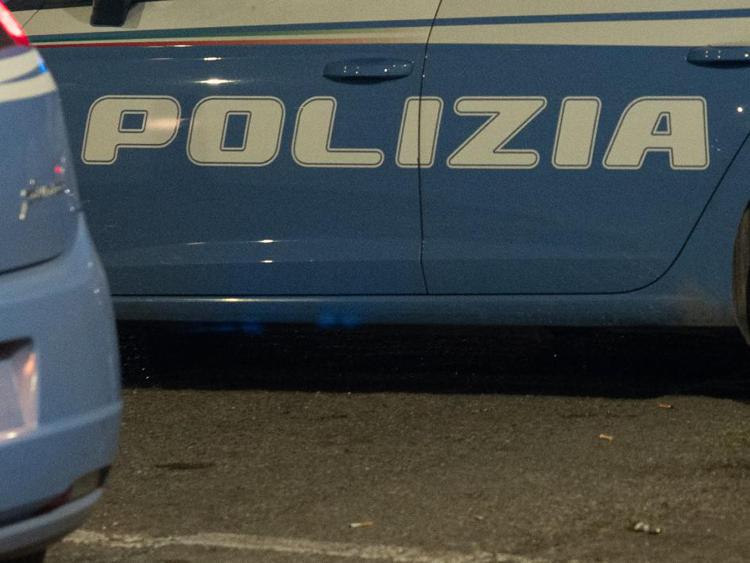 Milano, sequestravano clienti e dipendenti banche per rapinarle: 5 arresti