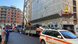 Milano, si stacca il braccio di una gru: impresario gravissimo