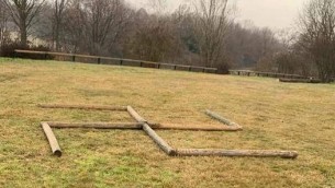 Milano, spunta svastica gigante vicino al Monumento al Deportato