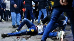Milano, tifoso marocchino accoltellato mentre cercava di sedare lite: aggressore in fuga
