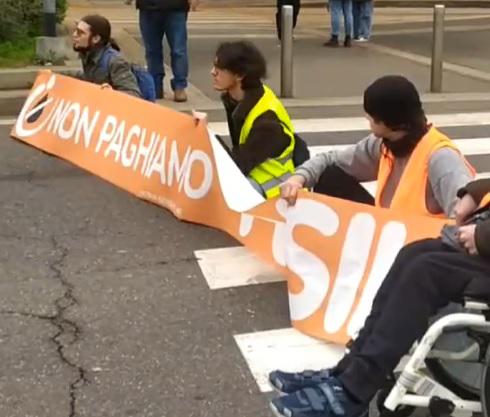 Milano, Ultima Generazione bloccano traffico: "Non paghiamo il fossile"