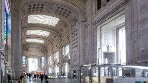 Milano, uomo armato in stazione Centrale: ricerche in corso