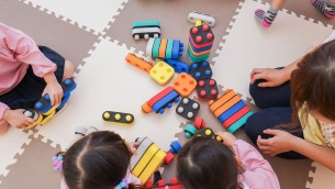 Milano, violenze su bimbe di una scuola materna: maestro arrestato