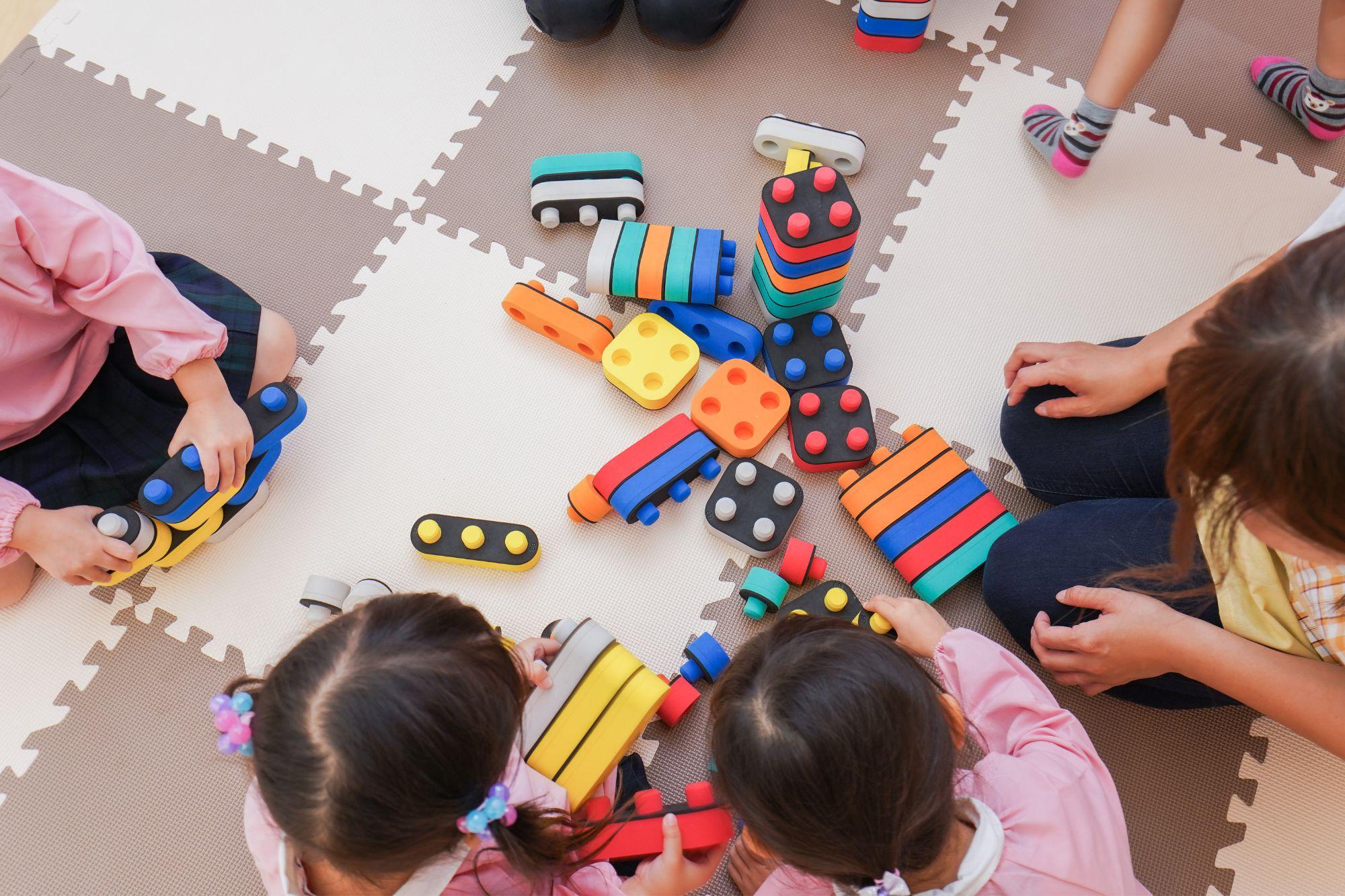 Milano, violenze su bimbe di una scuola materna: maestro arrestato