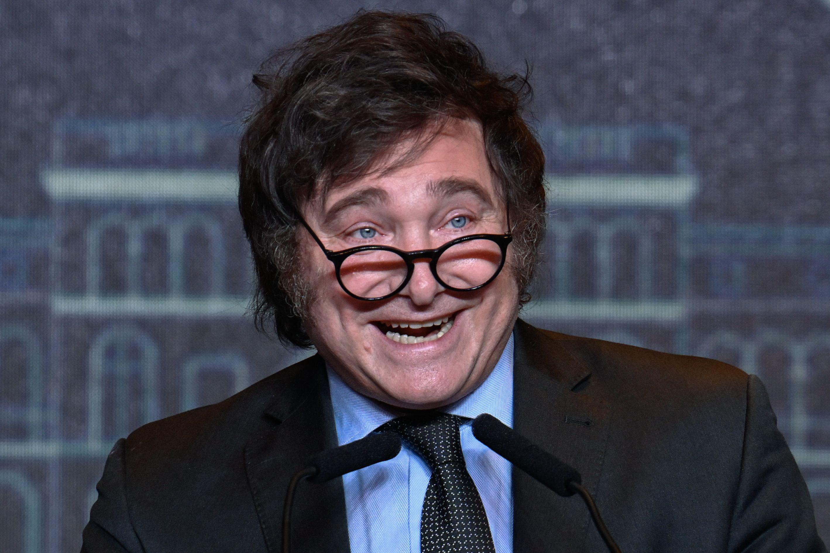 Milei vince le elezioni in Argentina, il presidente 'supereroe' con la motosega