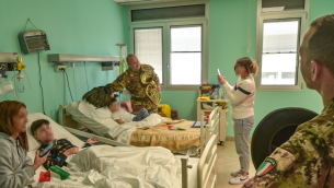Militari Esercito in visita reparto pediatrico