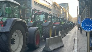 Mille trattori per le strade di Bruxelles, protesta nel giorno del Consiglio Ue