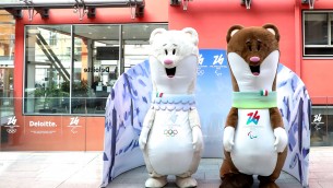 Milo e Tina, le mascotte delle Olimpiadi Milano Cortina in tour negli uffici Deloitte a Milano