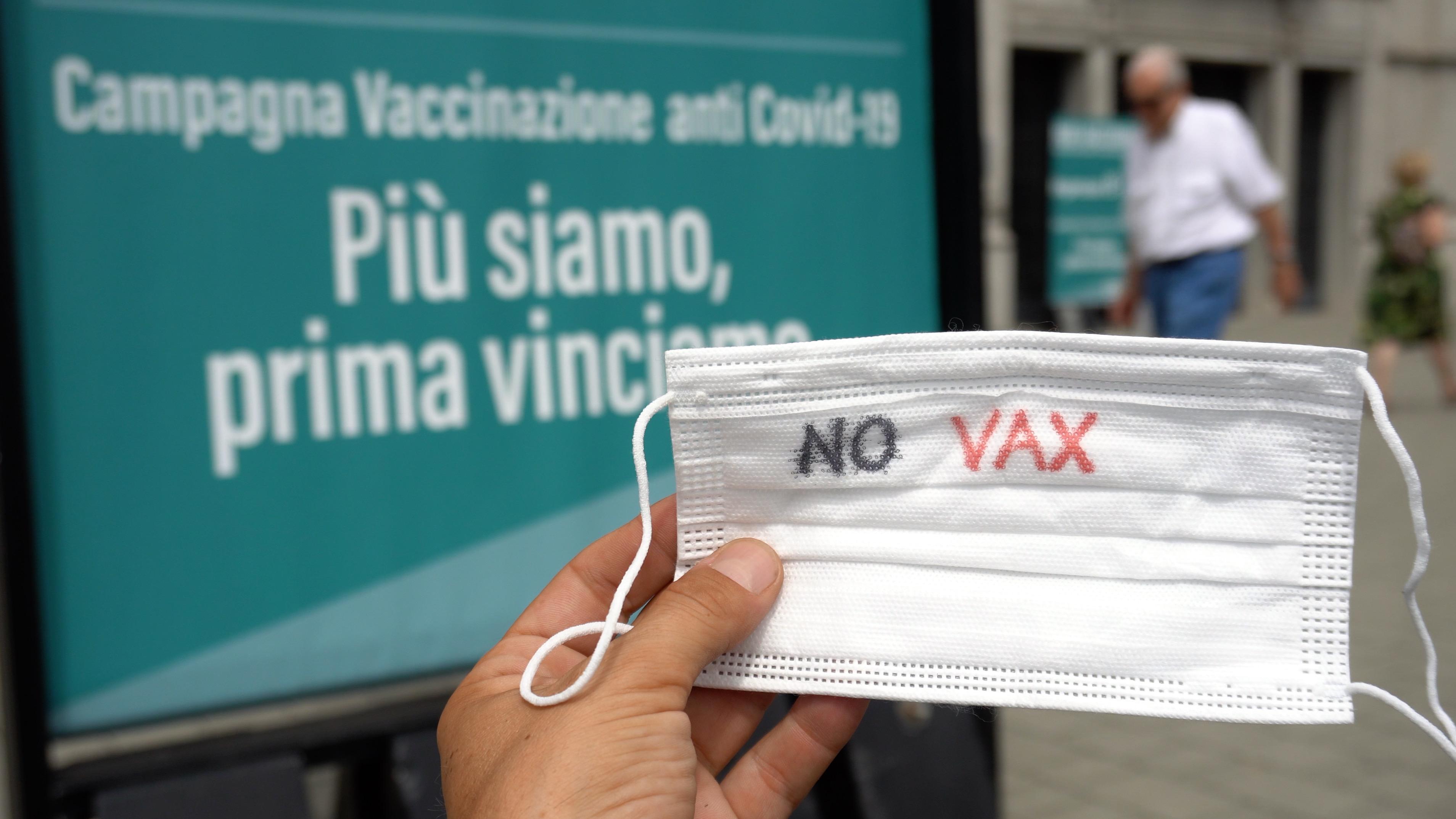 Minacce no vax, da Bassetti a Galli: "Sono come terroristi"