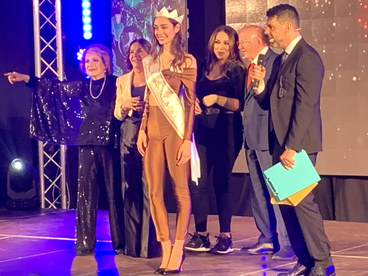 Miss Italia 2022, vince Lavinia Abate: 18 anni, la nuova 'reginetta' è di Roma