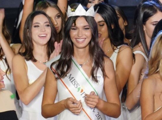 Miss Italia, il papà senatore: "Ha vinto per merito, non è mica una nomina..