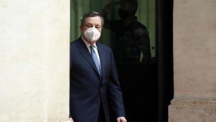 Mix vaccini, Draghi: "Eterologa funziona, la farò martedì"