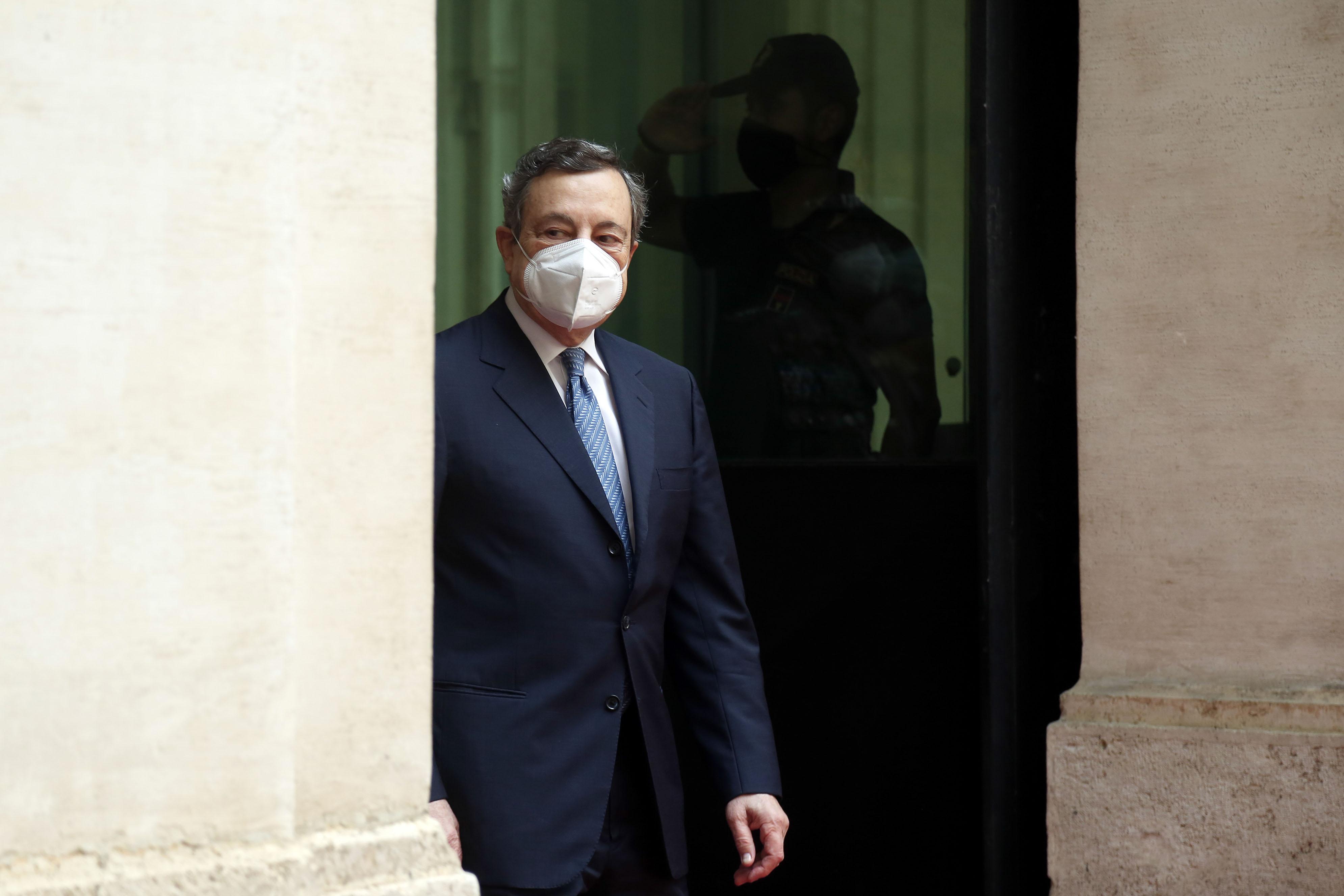 Mix vaccini, Draghi: "Eterologa funziona, la farò martedì"