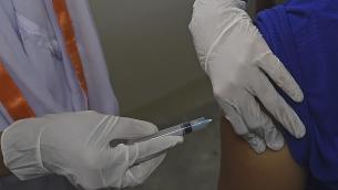 Mix vaccini, terza dose, casi trombosi: cosa dice Ema
