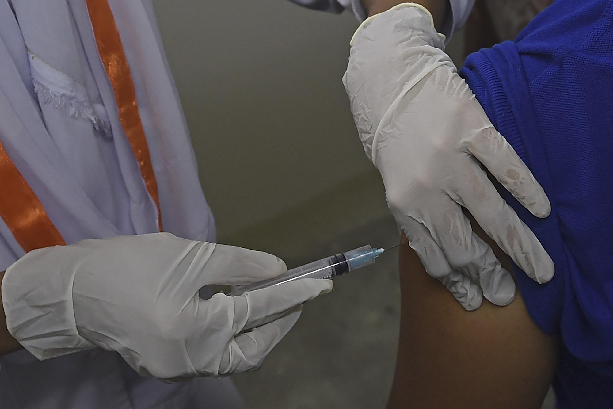 Mix vaccini, terza dose, casi trombosi: cosa dice Ema