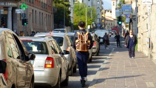 Mobilità, Altroconsumo: "Aumentano cittadini che si spostano a piedi"