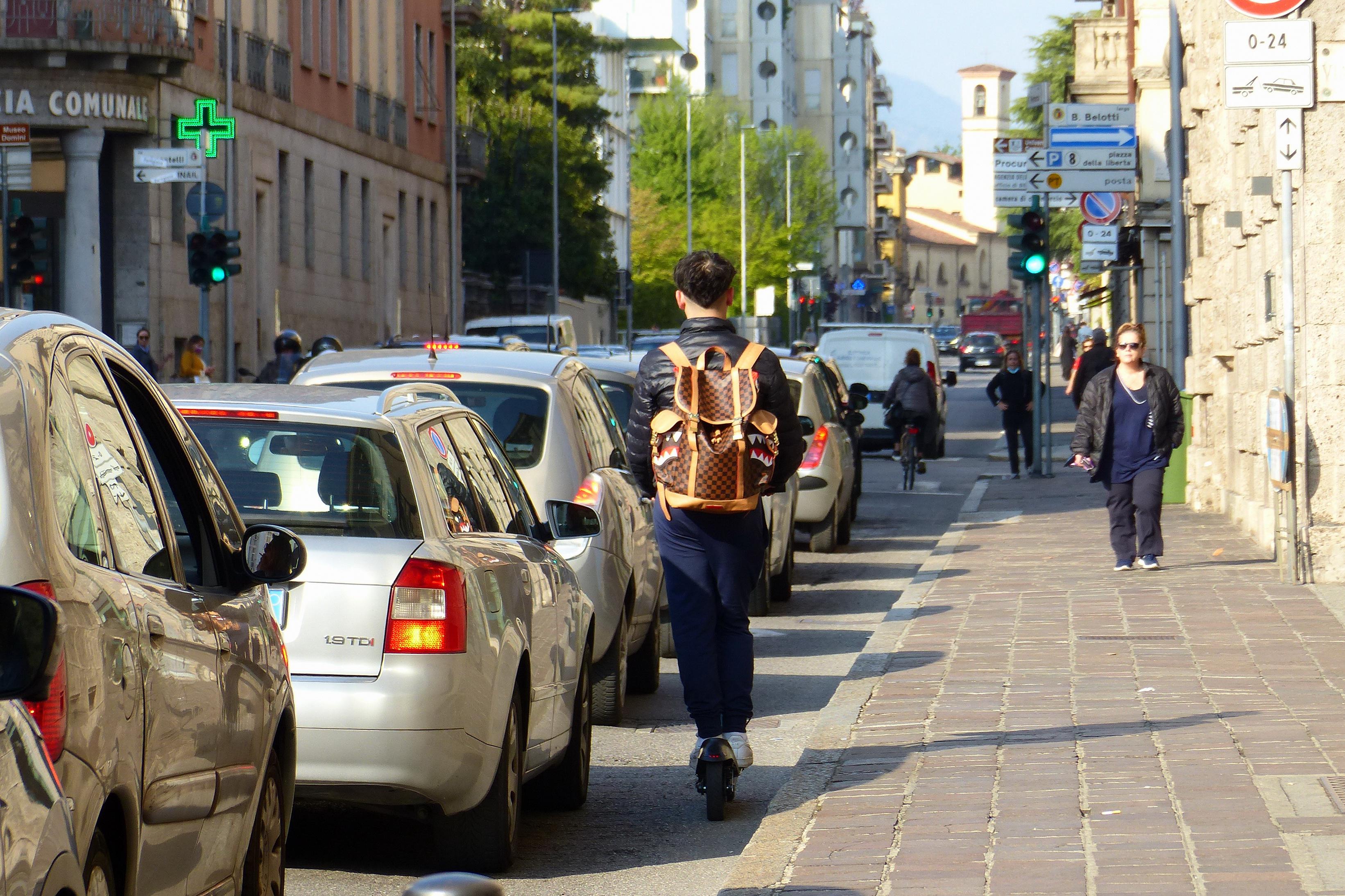 Mobilità, Altroconsumo: "Aumentano cittadini che si spostano a piedi"