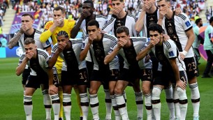 Mondiali 2022, Germania protesta contro Fifa: la tv oscura l'immagine