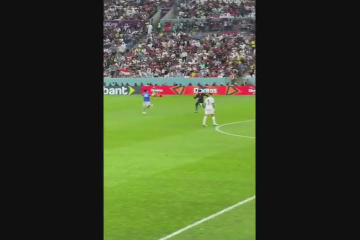 Mondiali 2022, invasione di campo con bandiera arcobaleno - Video