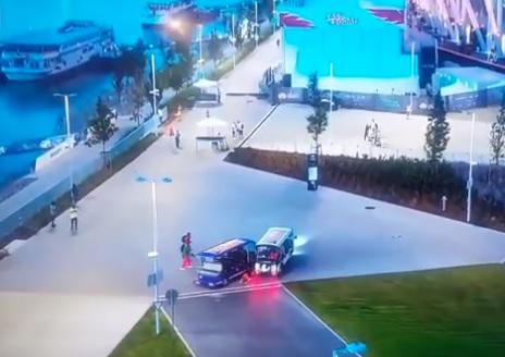 Mondiali Budapest, scontro tra veicoli con atleti a bordo - Video