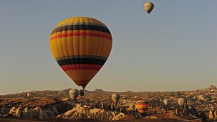 Mongolfiera contro le rocce in Cappadocia: il video dello schianto