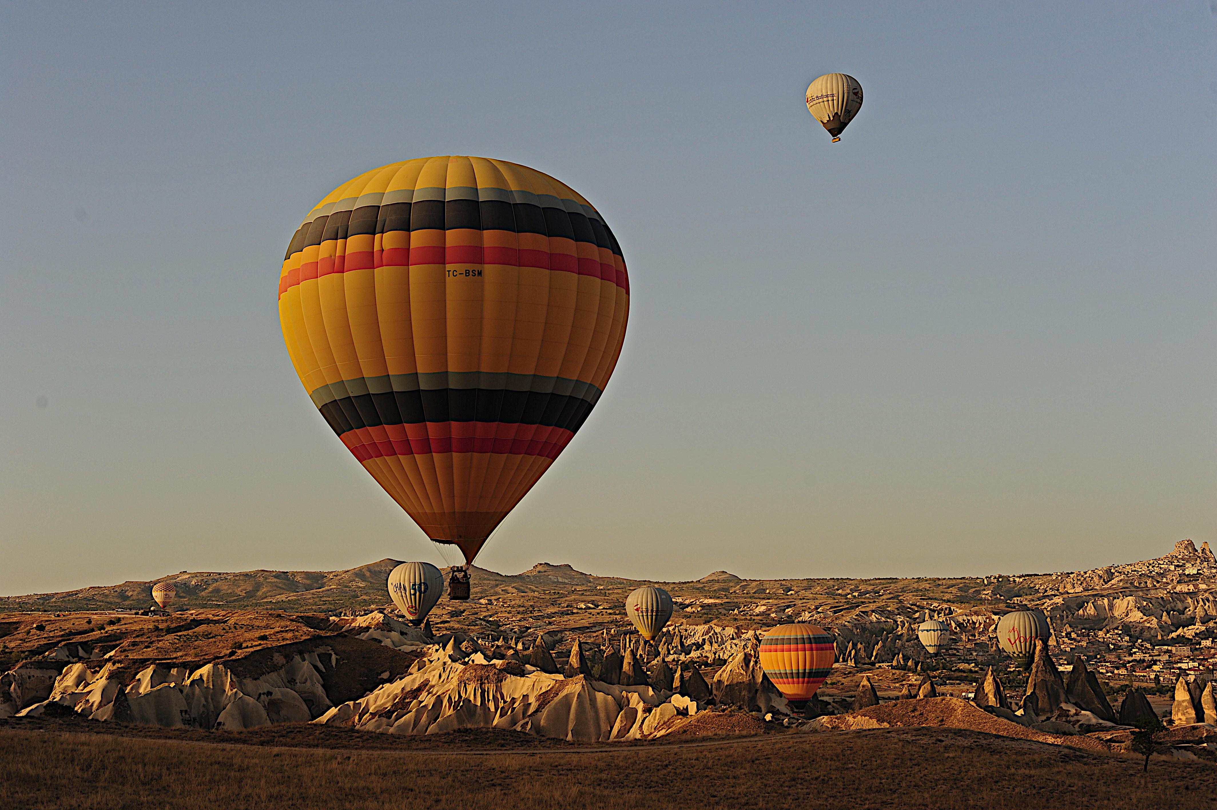Mongolfiera contro le rocce in Cappadocia: il video dello schianto