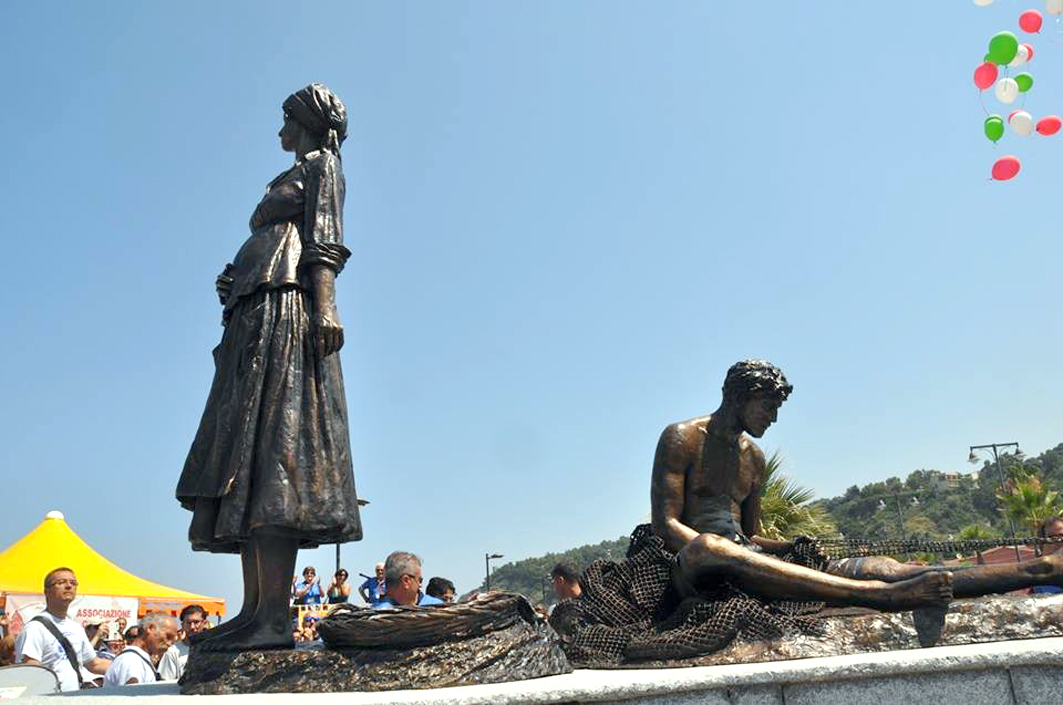 Il Monumento al Pescatore, opera dell'artista Achille Cofano