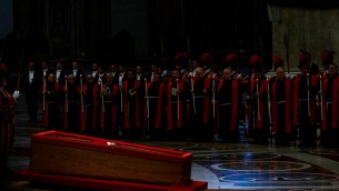 Morte Papa Francesco, dalle catacombe ai riti barocchi: il funerale pontificio nei secoli