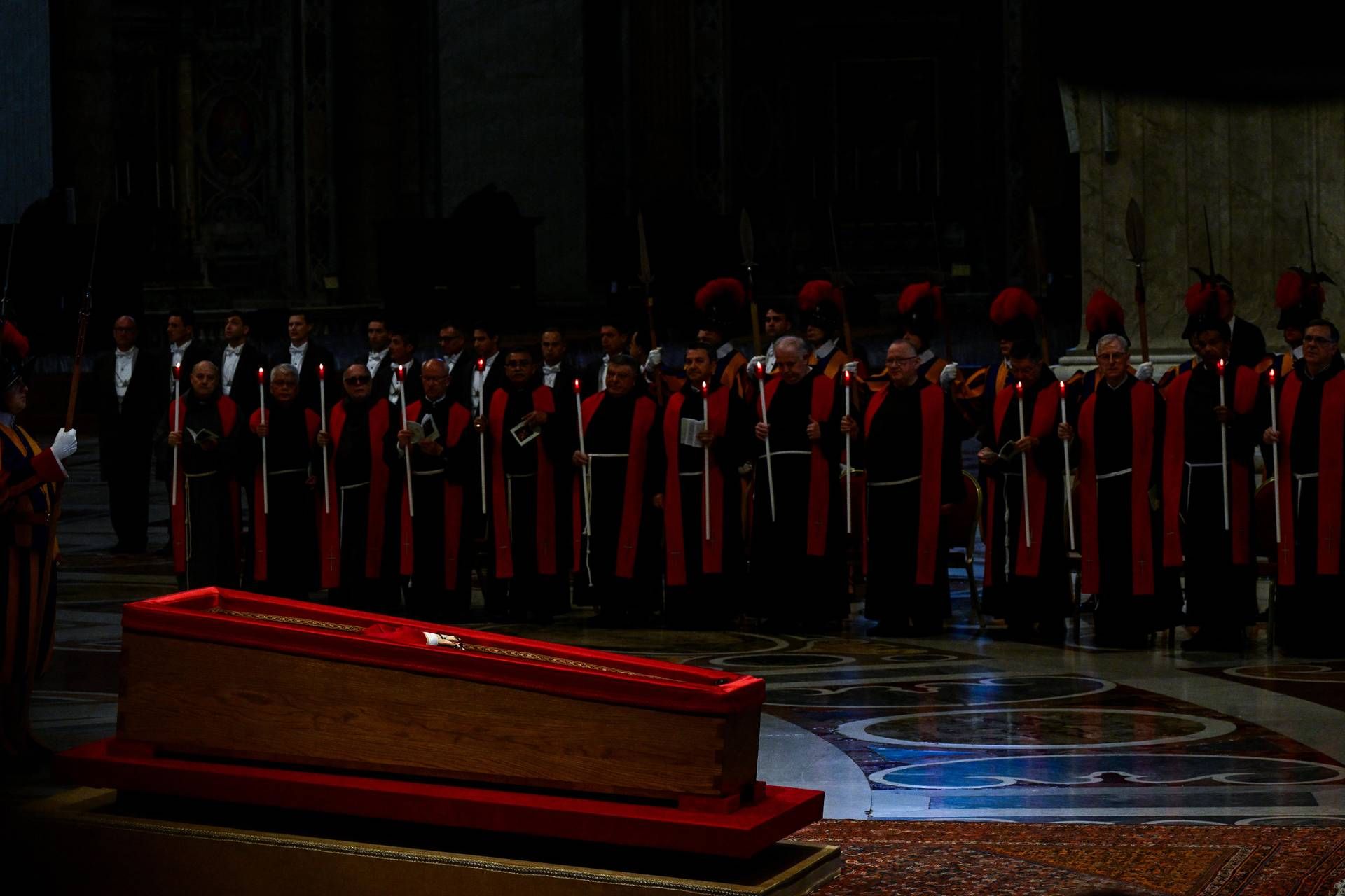 Morte Papa Francesco, dalle catacombe ai riti barocchi: il funerale pontificio nei secoli