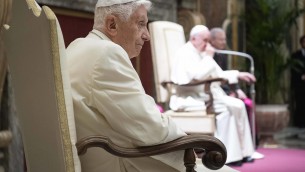 Morte Ratzinger, quando Francesco ricordò: "Mi diede scatola con casi corruzione e disse 'ora tocca a te'"
