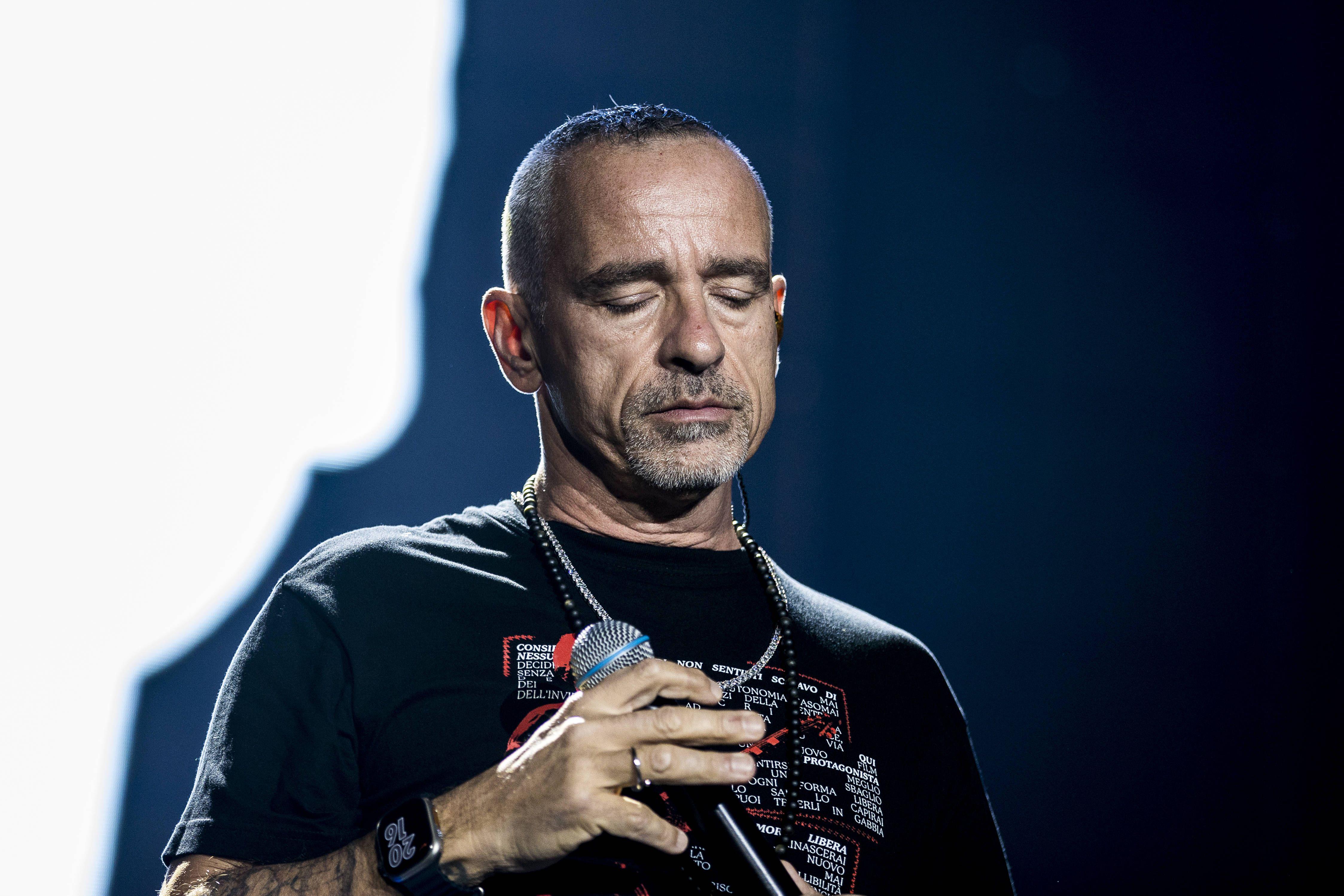 Morto il papà di Eros Ramazzotti, l'addio del cantante via social