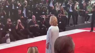 Mostra Venezia 2022, red carpet con Hillary Clinton - Video