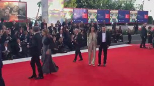 Mostra Venezia 2023, arriva Salvini con Francesca Verdini: bacio sul red carpet - Video