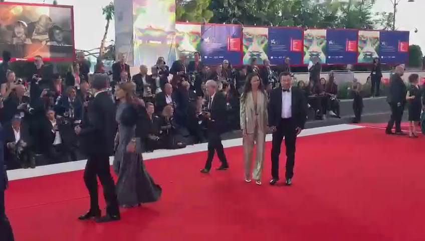 Mostra Venezia 2023, arriva Salvini con Francesca Verdini: bacio sul red carpet - Video
