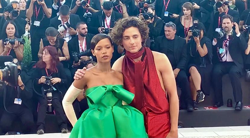 Mostra Venezia, con look 'gender fluid' e red carpet tricolore il divo Chalamet esalta il Lido