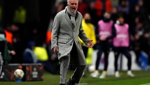 Mourinho choc in Turchia: colpisce al volto allenatore del Galatasaray, maxi rissa - Video