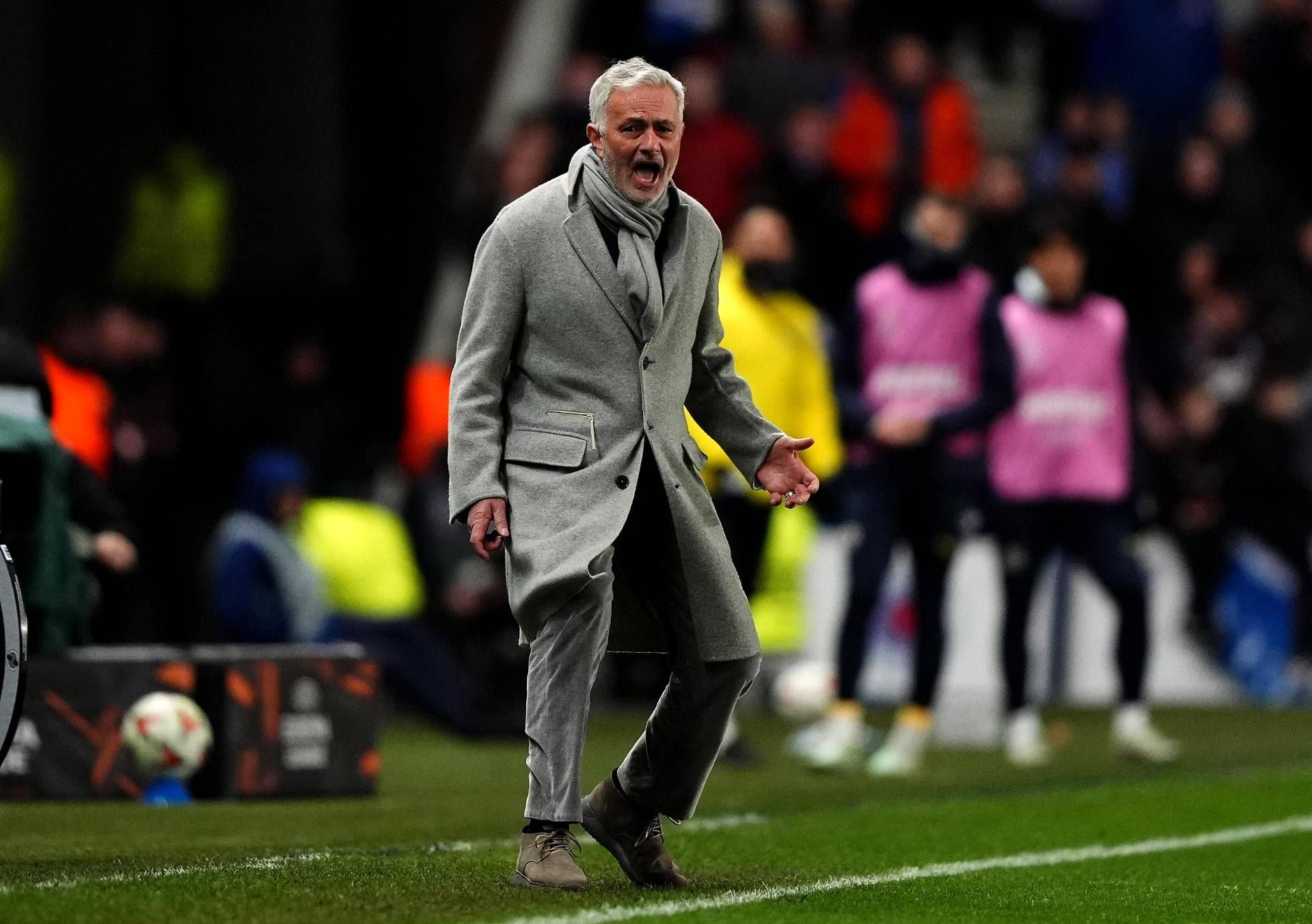 Mourinho choc in Turchia: colpisce al volto allenatore del Galatasaray, maxi rissa - Video