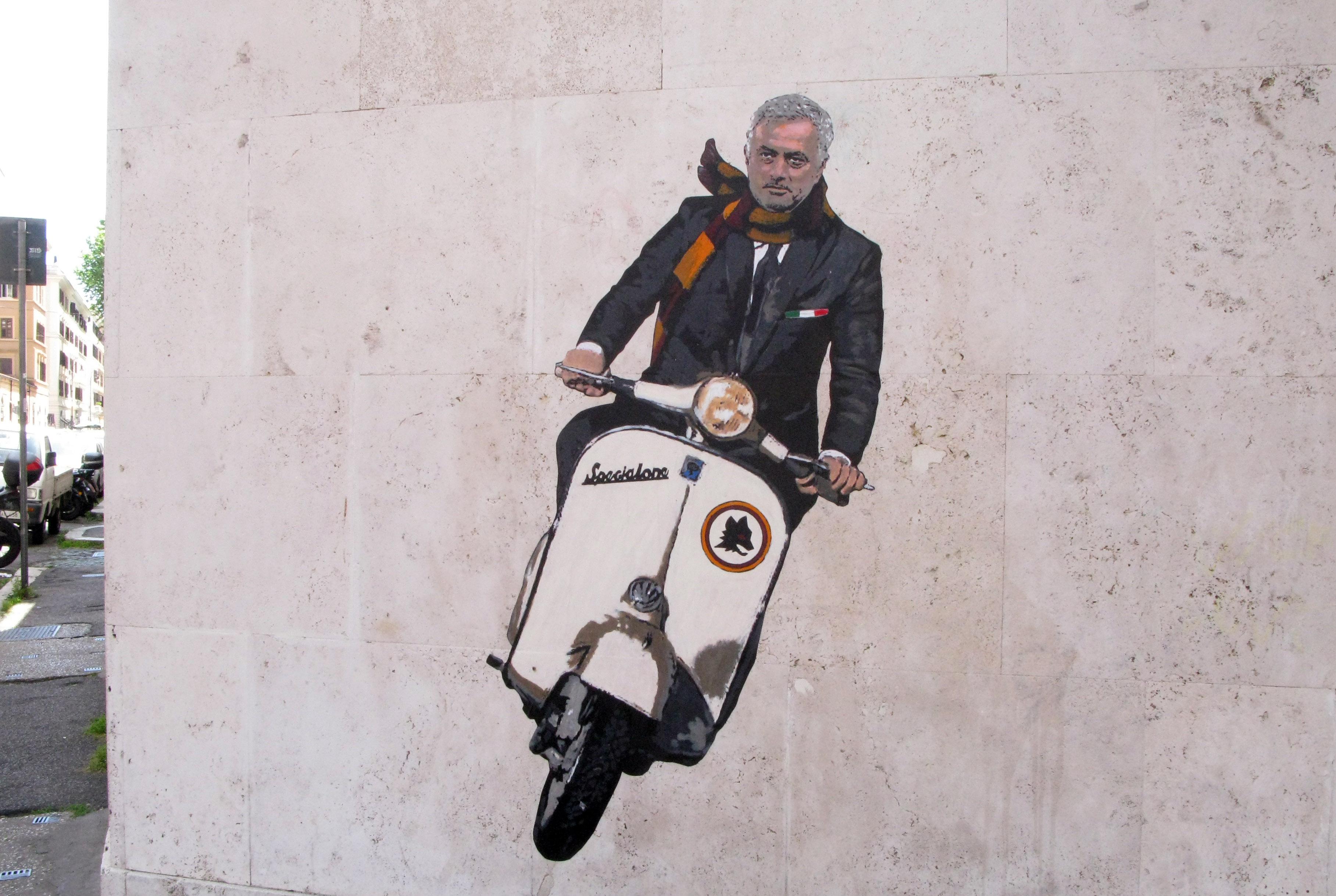 Mourinho, giro in Vespa a Trigoria: video virale sui social