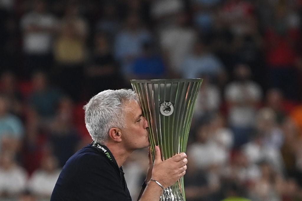 Mourinho in lacrime: "Roma ha fatto la storia"