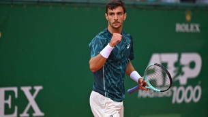 Musetti vince il derby azzurro e vola ai quarti: Berrettini battuto a Montecarlo