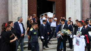Musicista ucciso a Napoli, applausi e lacrime ai funerali di Giovanbattista Cutolo