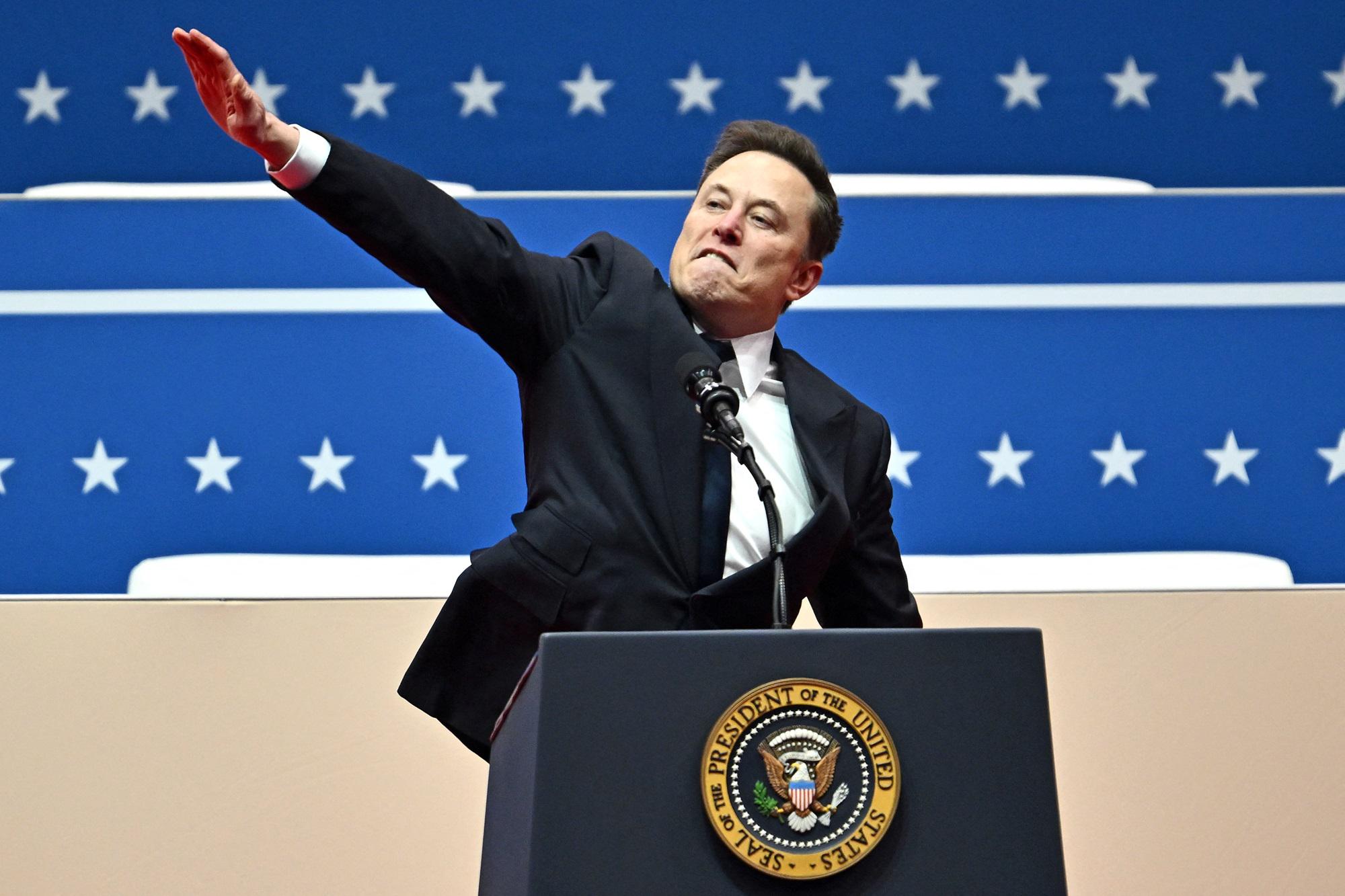 Musk e il braccio teso: "Saluto nazista? Critici trovino sporchi trucchi migliori"
